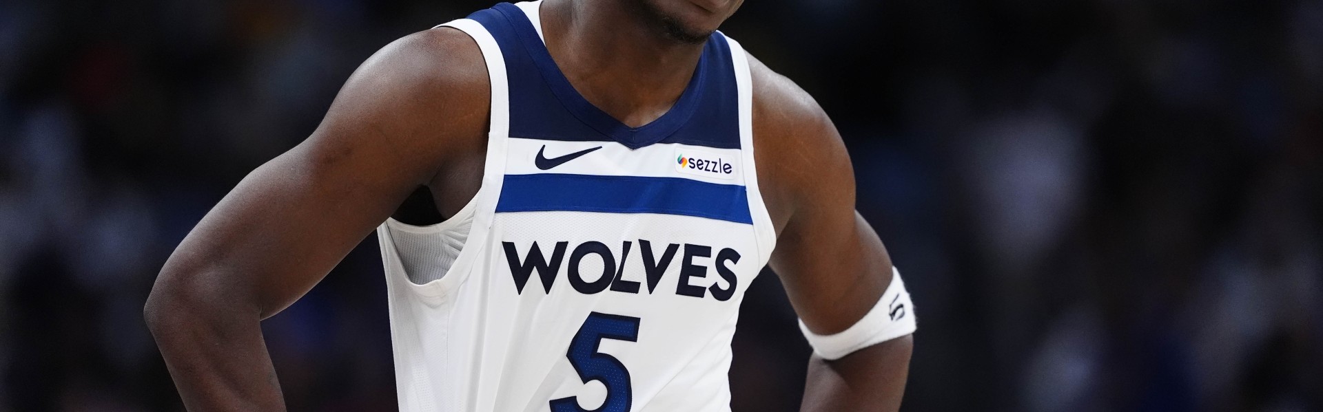 乐鱼体育官方网站-可以铁但远离伤病啊！爱德华兹半场8中1仅拿5分3板 左膝受伤