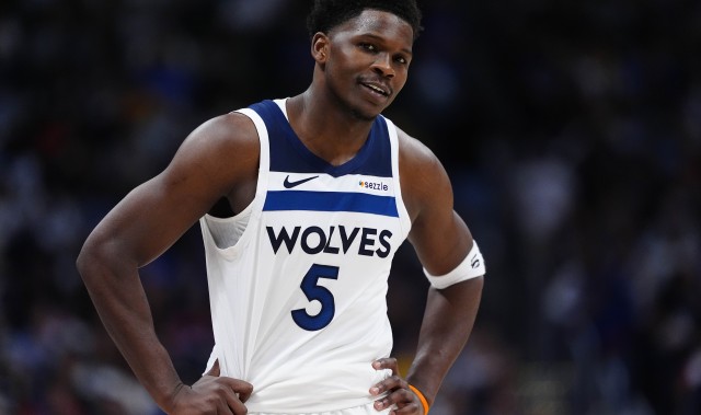 乐鱼体育官方网站-可以铁但远离伤病啊！爱德华兹半场8中1仅拿5分3板 左膝受伤