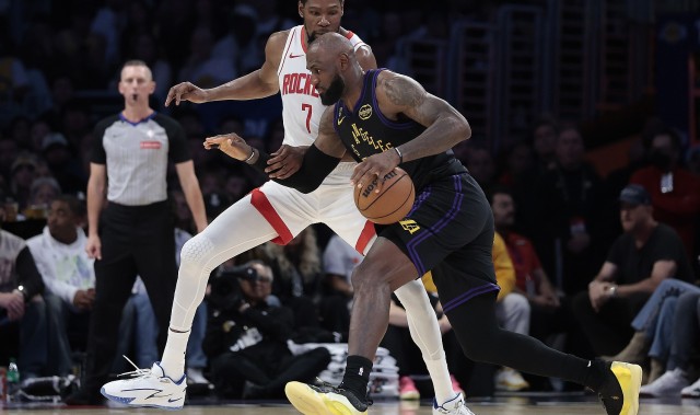 乐鱼体育官网-Skip：又面对没有KD的火箭 勒布朗应该拿出扫帚横扫&amp;但别失误8次